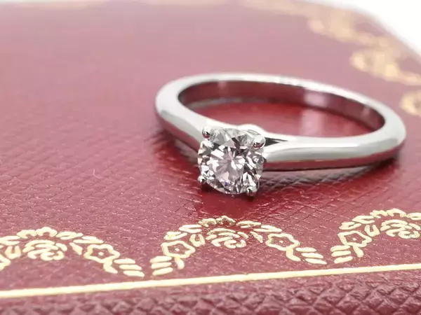 「ルーヴル王冠修復報道で再注目される「宝石の不変価値」 買取専門店「おもいお」が破損ジュエリーの査定体制を強化」の画像