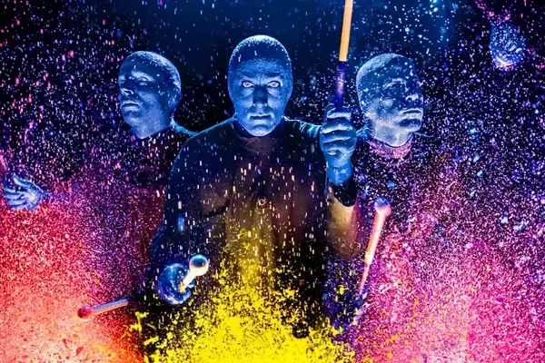 「ブルーマングループ2026新宿公演に鈴木愛理がゲストボーカルとして出演決定！」の画像