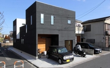 中庭とバルコニーでつながる完全分離型二世帯住宅　愛車と暮らすガレージハウスが東京都足立区に誕生