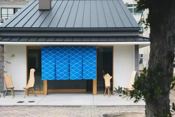 「四角いどら焼き専門店「湯ノ塩」から日本初“金ごま×ほうじ茶のどら焼き”を新発売！！」の画像