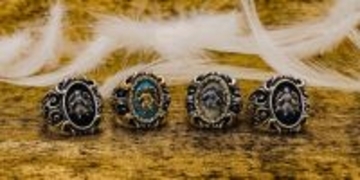 -Dennis Pollicino氏への敬意を込め- 2025年12月13日に「LEATHERS AND TREASURES」が 新作リングとエンジェルパーツを発売