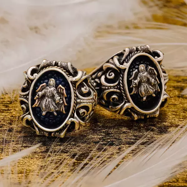 「-Dennis Pollicino氏への敬意を込め- 2025年12月13日に「LEATHERS AND TREASURES」が 新作リングとエンジェルパーツを発売」の画像