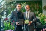 「「困った」から生まれた世界的ヒット──ニコライ・バーグマン、フラワーボックス25周年記念写真集を発売」の画像3