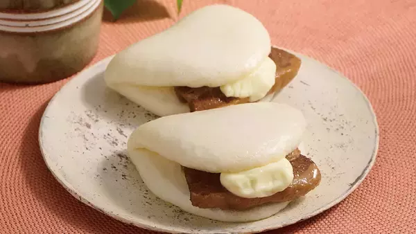 「岩崎本舗の“ご縁をむすぶ”春限定「えんむすび印角煮まんじゅう」登場」の画像