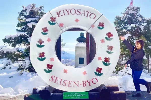「＜清里高原 清泉寮＞厳冬期限定の風物詩「巨大！氷のリース」が登場」の画像