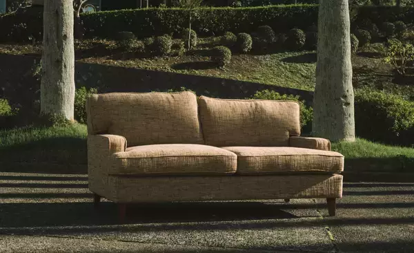 「P.F.S. STANDARD SOFAにベルギー製新ファブリック「CGT MALT BROWN」が登場」の画像