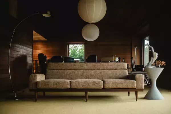 「P.F.S. STANDARD SOFAにベルギー製新ファブリック「CGT MALT BROWN」が登場」の画像