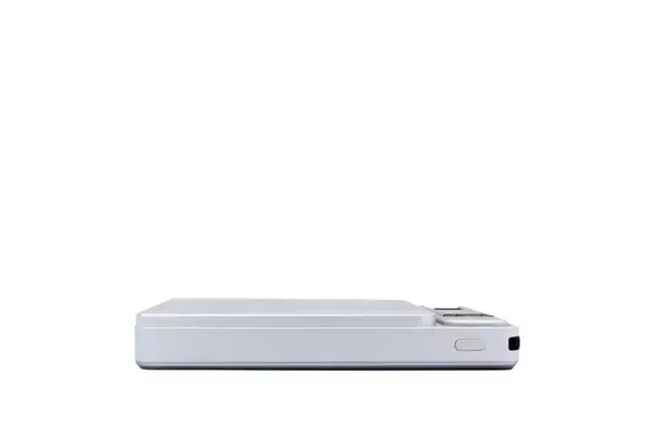 「【1月31日よりMakuakeにて販売中】発火リスクを抑えた「準固体バッテリー」。アルミボディで残量の出るディスプレイ搭載【Element Metal Power Bank 8000】」の画像