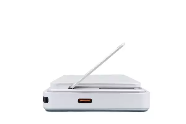 「【1月31日よりMakuakeにて販売中】発火リスクを抑えた「準固体バッテリー」。アルミボディで残量の出るディスプレイ搭載【Element Metal Power Bank 8000】」の画像