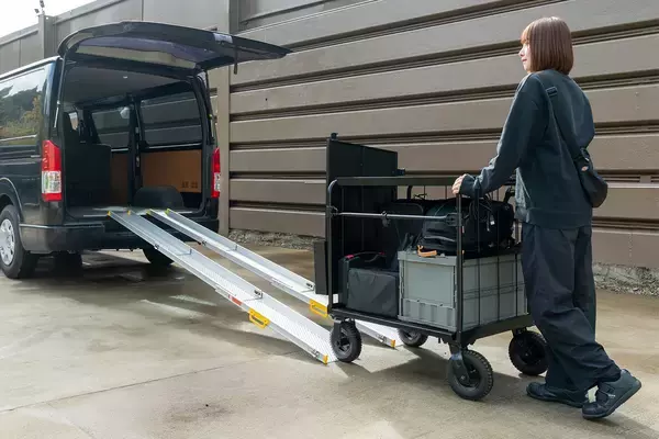 少人数ロケの新定番！搬入・搬出を一人で完結する機材運搬台車「クロウディセット」登場