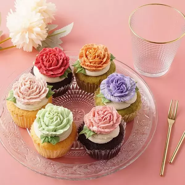 「母の日限定！思いを咲かせる「カーネーションカップケーキBOX」など3種類のスイーツを予約販売中！」の画像