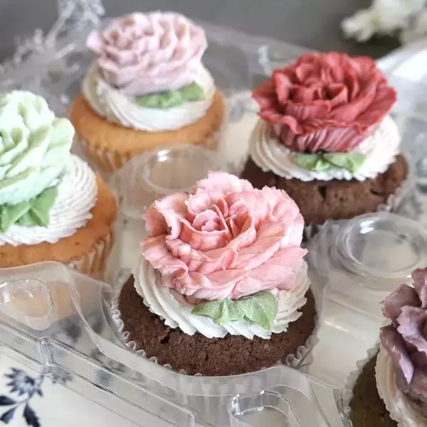 「母の日限定！思いを咲かせる「カーネーションカップケーキBOX」など3種類のスイーツを予約販売中！」の画像