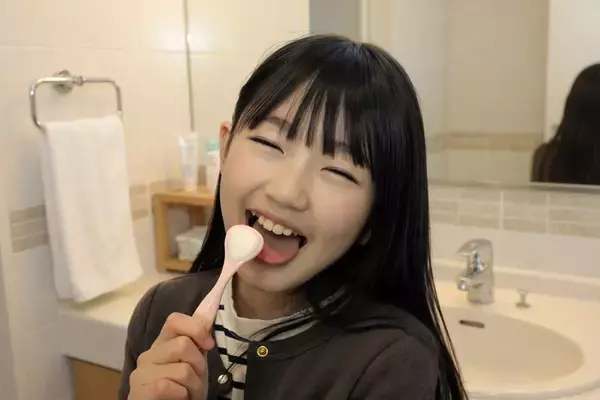「舌は歯ブラシで磨いている」は間違い？子どものデリケートな舌には専用舌ブラシを　正しい舌ケア情報をSHIKIEN公式HPにて公開