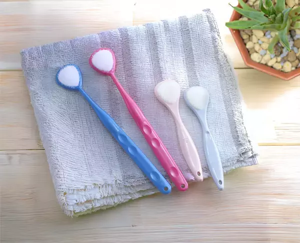 「「舌は歯ブラシで磨いている」は間違い？子どものデリケートな舌には専用舌ブラシを　正しい舌ケア情報をSHIKIEN公式HPにて公開」の画像