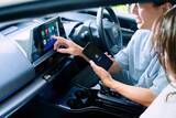 「有線CarPlay／Android Autoをワイヤレス化「Mini Aura」 OTTOCASTが発売、2色展開で8/31まで40％OFF！」の画像3