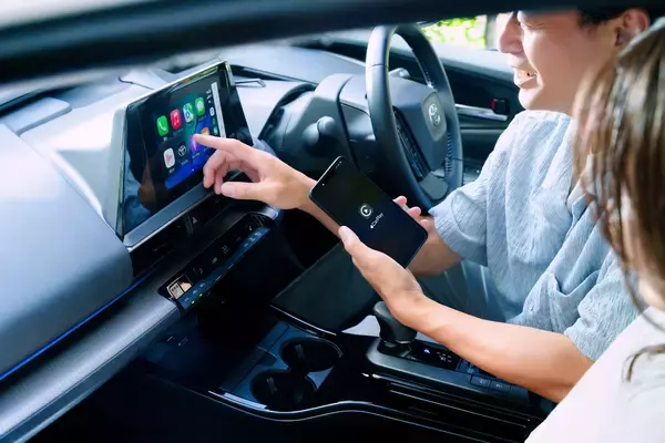 「有線CarPlay／Android Autoをワイヤレス化「Mini Aura」 OTTOCASTが発売、2色展開で8/31まで40％OFF！」の画像
