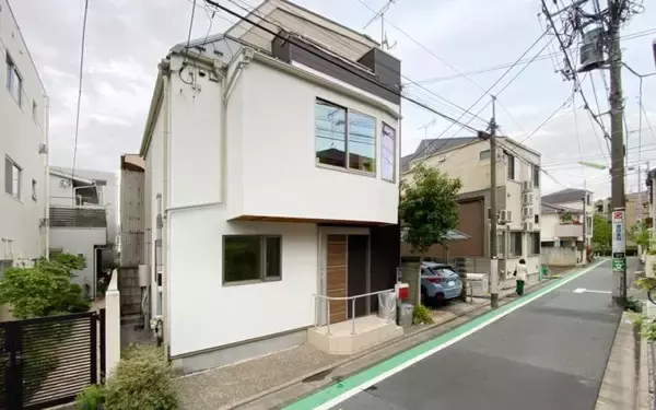 築8年の戸建てをリノベーション！本好き家族の理想を叶えた「暮らしの中心に本がある家」の施工事例を公開