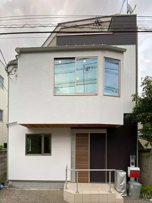 「築8年の戸建てをリノベーション！本好き家族の理想を叶えた「暮らしの中心に本がある家」の施工事例を公開」の画像