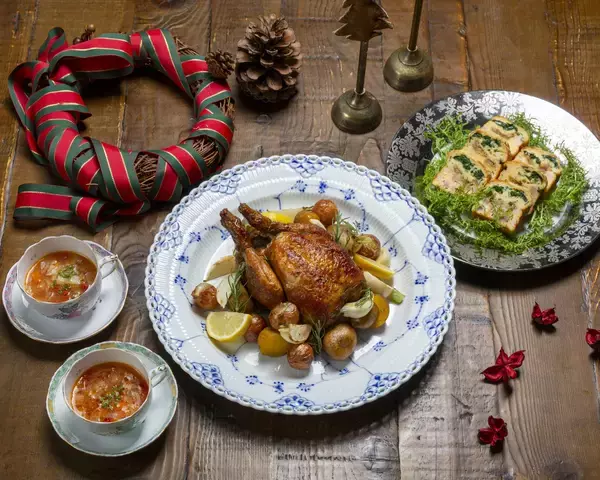 「ワイエスフード×井筒屋、聖夜を彩る期間限定セットとして、ミシュランシェフ西村貴仁CCOが手掛けた料理と『ROTISSERIE★BLUE』の特製チキンを販売開始」の画像