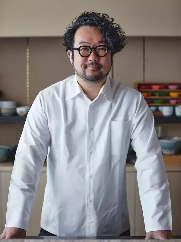 「ワイエスフード×井筒屋、聖夜を彩る期間限定セットとして、ミシュランシェフ西村貴仁CCOが手掛けた料理と『ROTISSERIE★BLUE』の特製チキンを販売開始」の画像