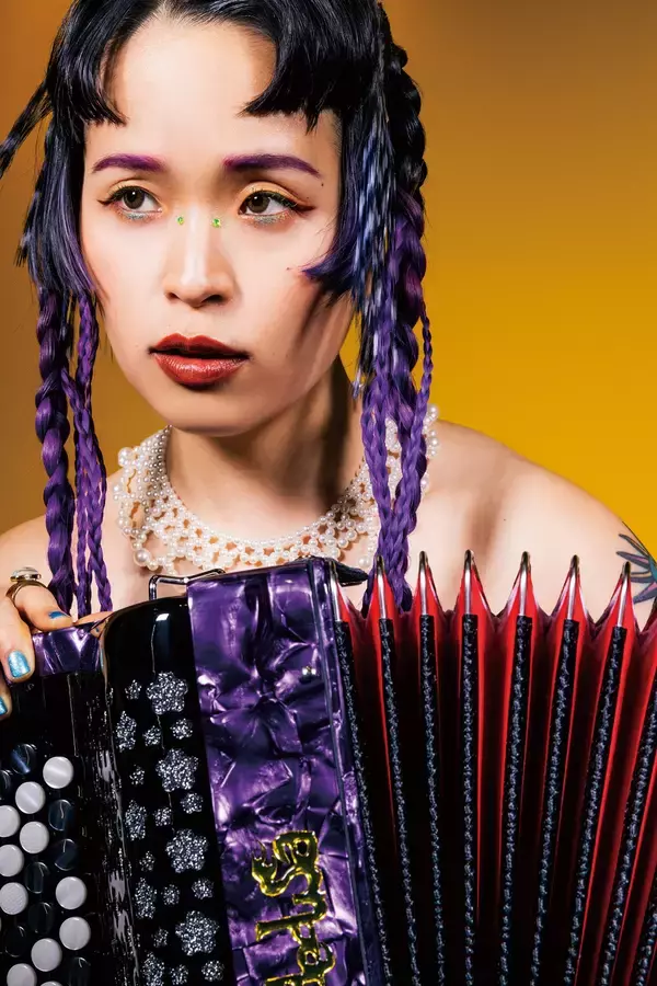 「チャラン・ポ・ランタン 小春、波乱万丈の人生を綴る初エッセイ！ 『アコーディオン弾きと小さい死神』2/27発売」の画像