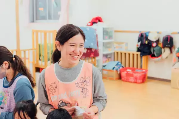 「保育士と子どもの笑顔を描いたLINEスタンプをベルサンテスタッフがリリース」の画像