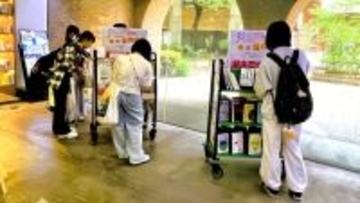 図書館を飛び出し、学生の集まる場所に本を配架　近畿大学中央図書館が出張図書館企画「どこでも図書館」を実施