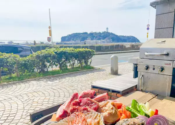 「【湘南・江ノ島】海まで0分、3つの選べる絶景会場。日本BBQ協会認定インストラクター推奨「ハラミステーキBBQ」が4月24日(金)より始動！手ぶらで江ノ島を遊び尽くす新プラン。」の画像