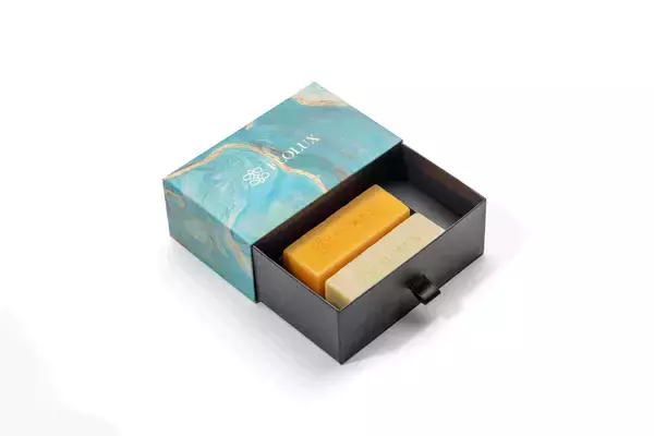 「ブランド初となるポップアップを代官山・六本木の蔦屋書店で開催。春の恒例イベント「SPRING SWING 2026」にて、アーティストfanfan氏の絵画作品販売も。」の画像