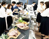 「＜先着5社限定＞オフィスが準備ゼロで本格肉バルに！ローストビーフ食べ放題【無限ミートケータリング】が、「純金箔入り日本酒ボトル」がついてくる新年会プランの受付を開始」の画像3