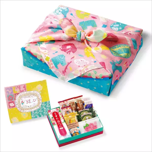 「贈りものに迷ったら、春めく北海道の贈りもの　柳月の「春結び」2月15日(日)発売　特製風呂敷にお包みした8種の厳選スイーツセット」の画像