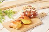 「【ライフ近畿圏】半年間で何度も試作を重ねた自社製カスタードクリームを使用！ライフ自慢のインストアベーカリー「小麦の郷」から「笑顔のクリームパン」を新発売！」の画像1