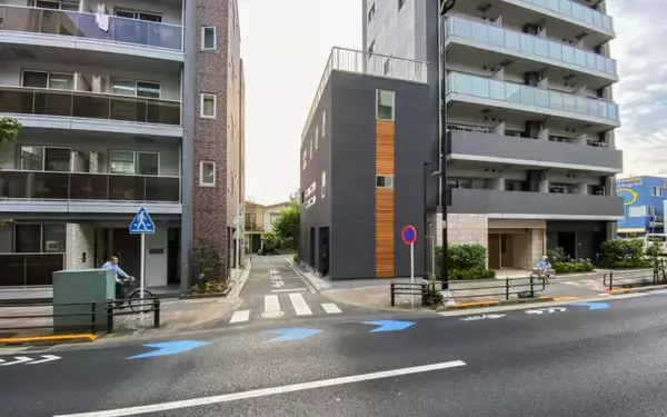 【狭小地15坪】大通り沿いでもプライバシーと開放感を両立！大型SUV対応のビルトインガレージと段違い設計で空間を最大化した3階建てデザイン住宅が竣工