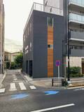 「【狭小地15坪】大通り沿いでもプライバシーと開放感を両立！大型SUV対応のビルトインガレージと段違い設計で空間を最大化した3階建てデザイン住宅が竣工」の画像2