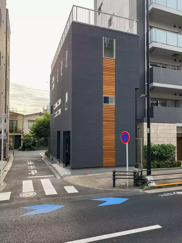 「【狭小地15坪】大通り沿いでもプライバシーと開放感を両立！大型SUV対応のビルトインガレージと段違い設計で空間を最大化した3階建てデザイン住宅が竣工」の画像