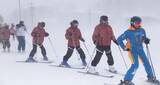 「近畿大学附属豊岡高等学校が1年生を対象の「スキー実習」を実施　インストラクター指導のもと、スキー技術を身につける」の画像1