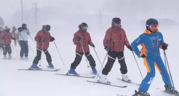 近畿大学附属豊岡高等学校が1年生を対象の「スキー実習」を実施　インストラクター指導のもと、スキー技術を身につける