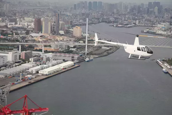 「【GW2日間限定】大阪の空中散歩と京都の渓谷を一日で 「ヘリコプター」×「トロッコ」で巡る日帰りバスツアー ヘリで大阪ベイエリアを空から、トロッコで嵯峨野の緑を地上から」の画像