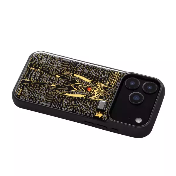 「電池無しでLEDが光るiPhone 17用ケースに『エヴァンゲリオン』が登場　基板の配線パターンで緻密に描いたアートデザイン「エヴァンゲリオン初号機」と「NERV」、「エヴァンゲリオン第13号機」デザインの3種を同時リリース」の画像