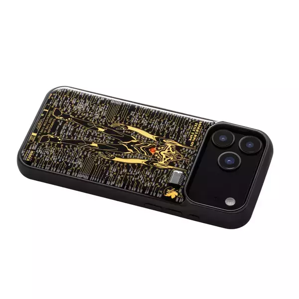 「電池無しでLEDが光るiPhone 17用ケースに『エヴァンゲリオン』が登場　基板の配線パターンで緻密に描いたアートデザイン「エヴァンゲリオン初号機」と「NERV」、「エヴァンゲリオン第13号機」デザインの3種を同時リリース」の画像