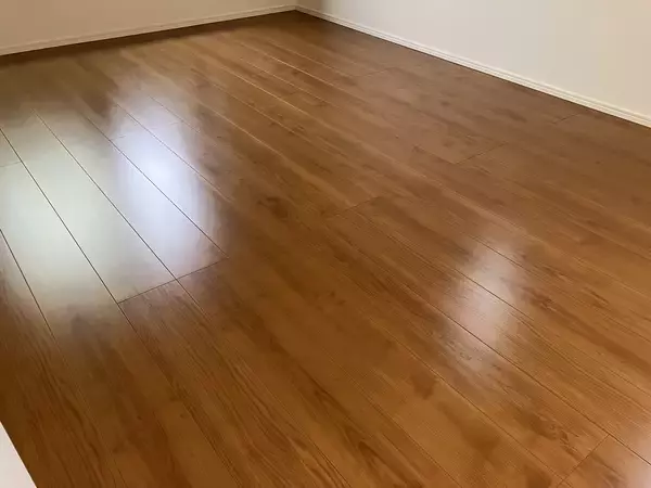 「新築価格上昇により中古住宅・リノベ市場が拡大　張り替えよりコストを抑えられる　“削って再生する床リフォーム”への問い合わせ件数が前年比約130％に増加」の画像