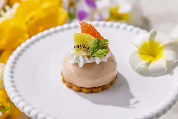 「ヒルトン東京ベイ、アサイーパフェやハワイアンフードでリゾート気分を満喫する「Hawaiian Afternoon Tea」を期間限定開催」の画像
