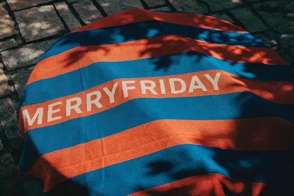 「色で遊ぶ、暮らしを変える。韓国発「MERRYFRIDAY(メリーフライデー)」のスローケットに新作2モデル登場。7月1日より博多阪急にて先行発売。」の画像