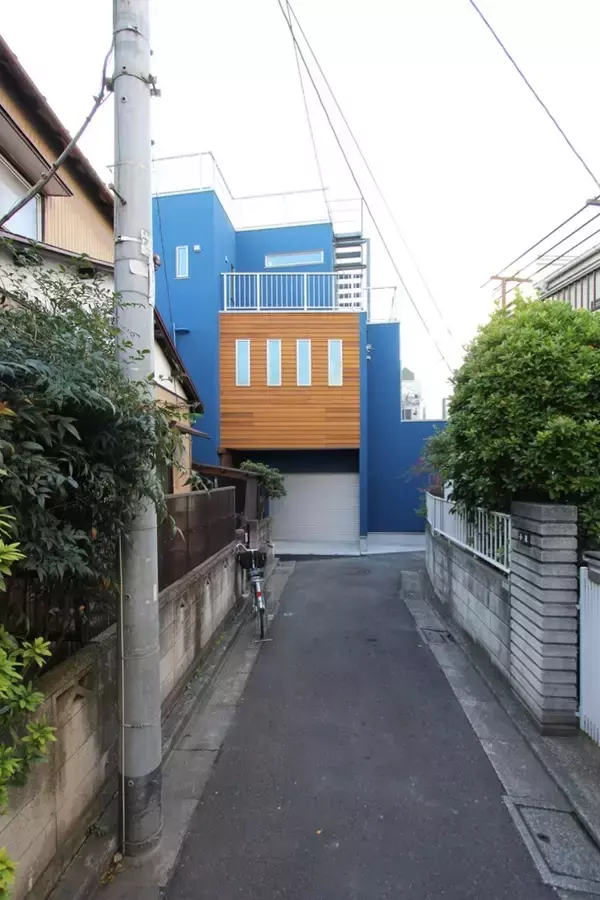 「敷地21坪の狭小地に「ターンテーブル付きガレージ」と「ホームエレベーター」を両立！趣味と将来を見据えた長期優良住宅が完成、360°VRルームツアー動画も公開」の画像