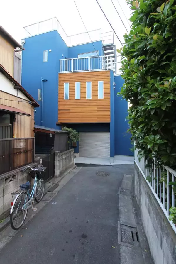 「敷地21坪の狭小地に「ターンテーブル付きガレージ」と「ホームエレベーター」を両立！趣味と将来を見据えた長期優良住宅が完成、360°VRルームツアー動画も公開」の画像