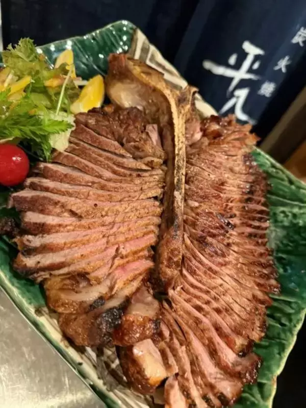 阪神タイガース優勝記念 特製Tボーンステーキ　1キロ超えの骨付き肉を炭火で豪快に焼き上げる優勝記念メニューを大阪・天神橋「炭火焼 平八郎」で10月6日から日本シリーズ終了まで、1日3食限定発売開始