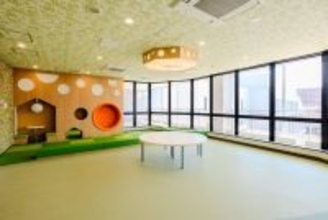 プロeスポーツ選手が近畿大学病院でクリスマス交流会を実施　賞金を活用して入院中の子どもたちにプレゼントを贈呈