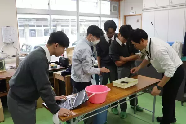 「【岡山理科大学】生徒たちが育てたベニザケを調理／1年生が3年生を招待して試食会／東岡山工業高」の画像