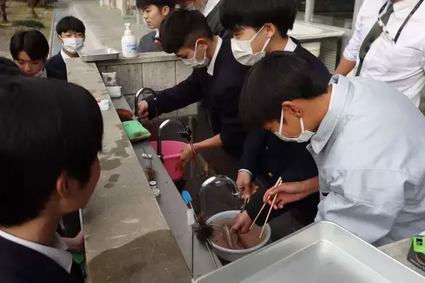 「【岡山理科大学】生徒たちが育てたベニザケを調理／1年生が3年生を招待して試食会／東岡山工業高」の画像