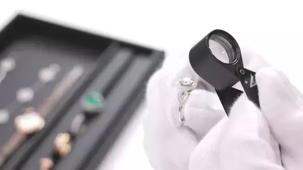 「4月8日「世界ダイヤモンドの日」制定 市場の二極化背景に「おもいお」が専門査定を強化」の画像